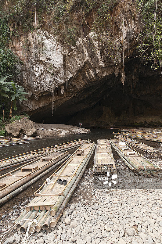 从外部拍摄的Tham Lot洞穴入口图片素材