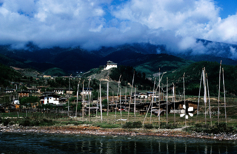 贾卡尔宗和祈祷旗图片素材