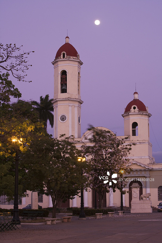 黄昏时分，何塞·马蒂公园中纯洁圣母大教堂上空的月亮图片素材