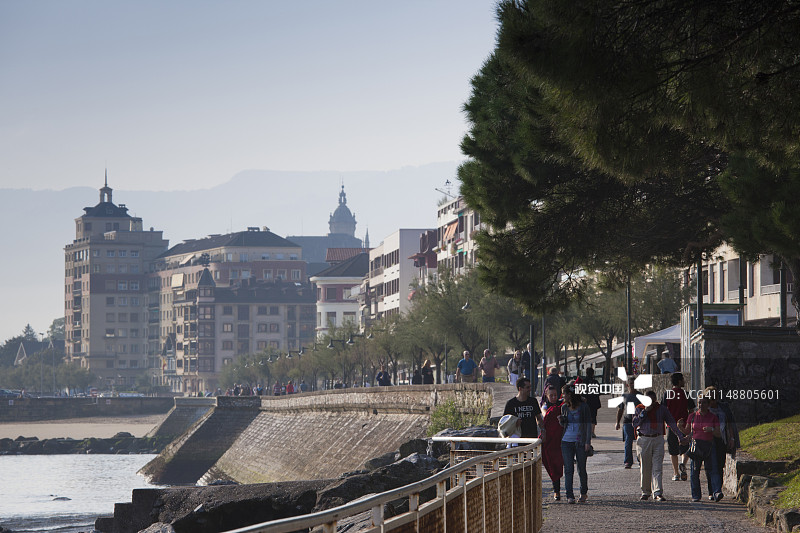 水岸边的清晨图片素材