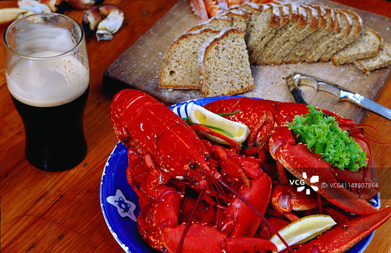 麦多纳 Galway 店的龙虾、面包和吉尼斯啤酒图片素材