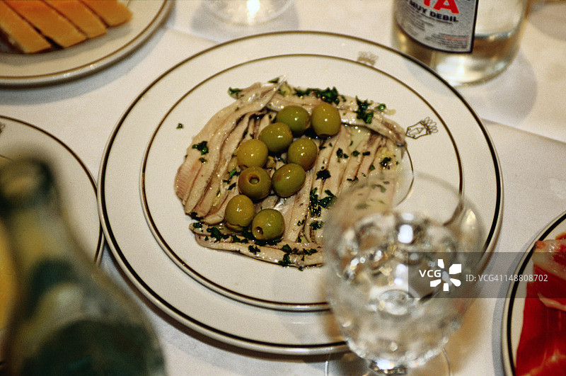 美食：醋腌鯷鱼配Manzanilla橄榄图片素材