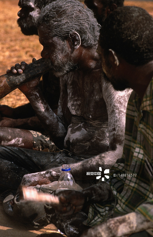 中国台湾少数民族表演者演奏迪吉里杜管图片素材