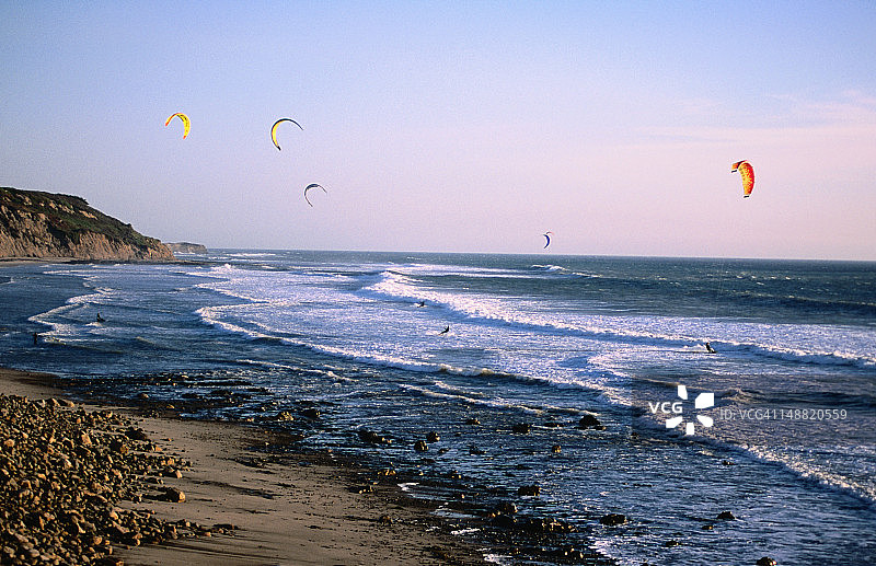 达文波特沃德尔溪海滩上的风筝冲浪者图片素材
