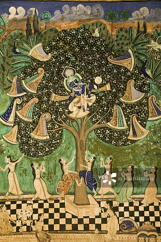 邦迪宫殿Chitrasala的壁画：克里希纳在树上吹笛，下方是多情的牧牛女图片素材