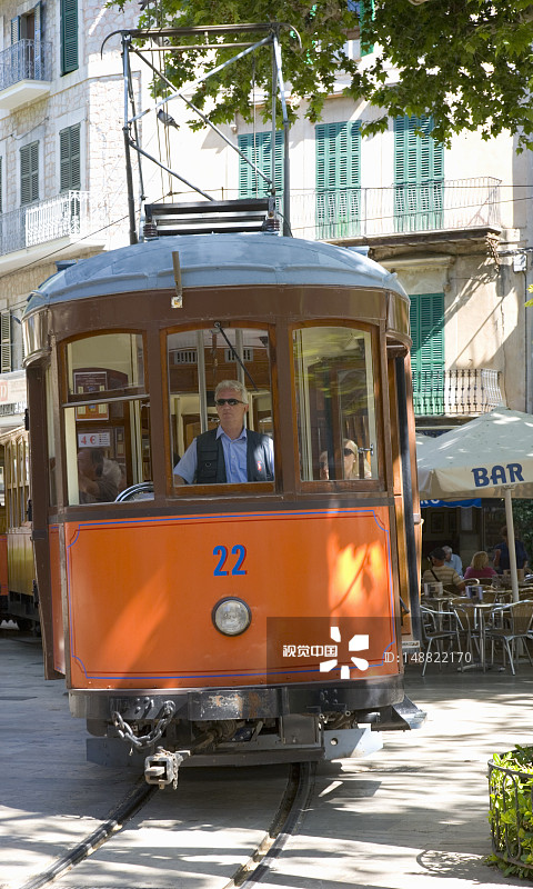 宪法广场上的彩色有轨电车图片素材