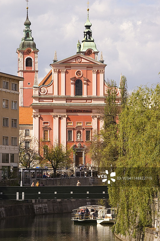 卢布尔雅尼察河与圣母升天方济各教堂图片素材