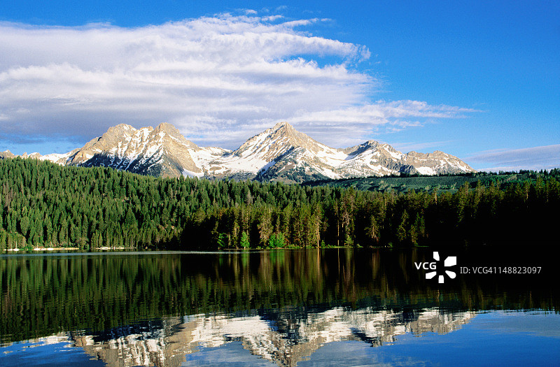 锯齿山脉和红鱼湖图片素材