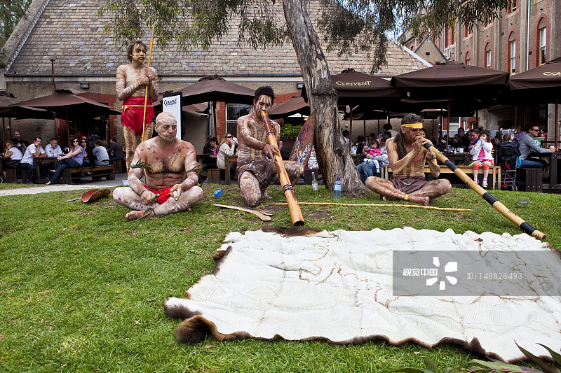 Wurundjeri土著人在阿伯茨福德修道院举行欢迎仪式。图片素材