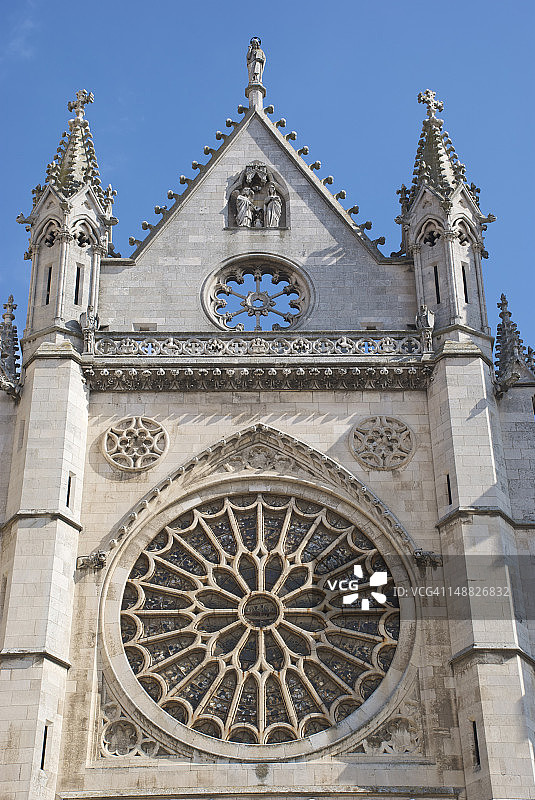 教堂的玫瑰窗和山墙图片素材