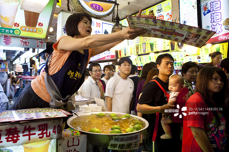 女人在士林夜市叫卖饮品图片素材