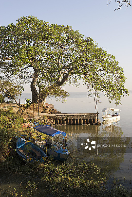 塔纳湖的船只和小码头景观图片素材