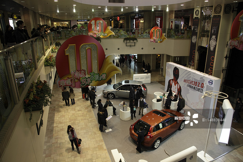 王府井东方广场购物区商场内部图片素材