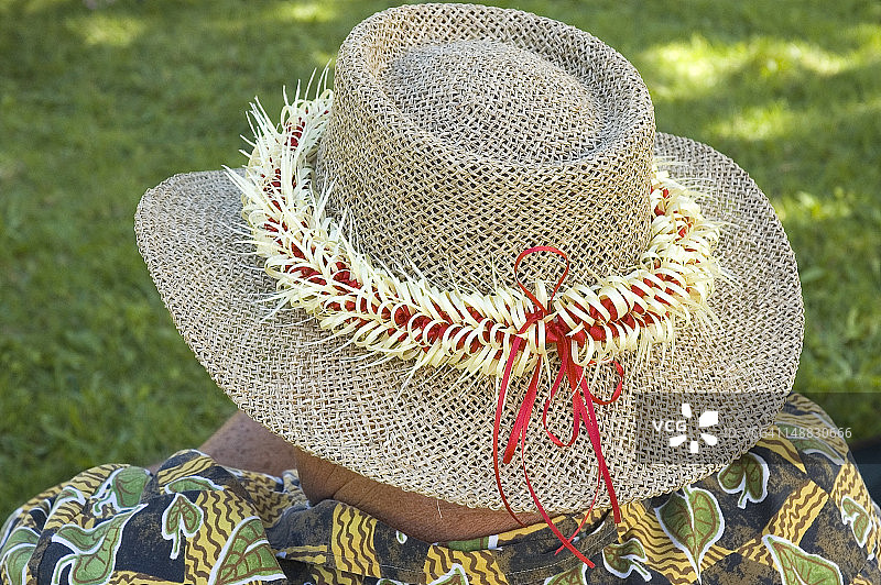 戴着花环的帽子图片素材