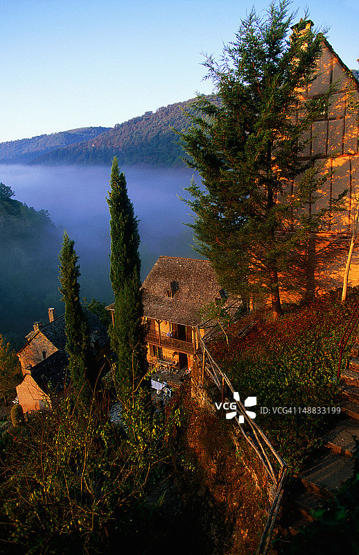 洛特河边的山坡房屋图片素材