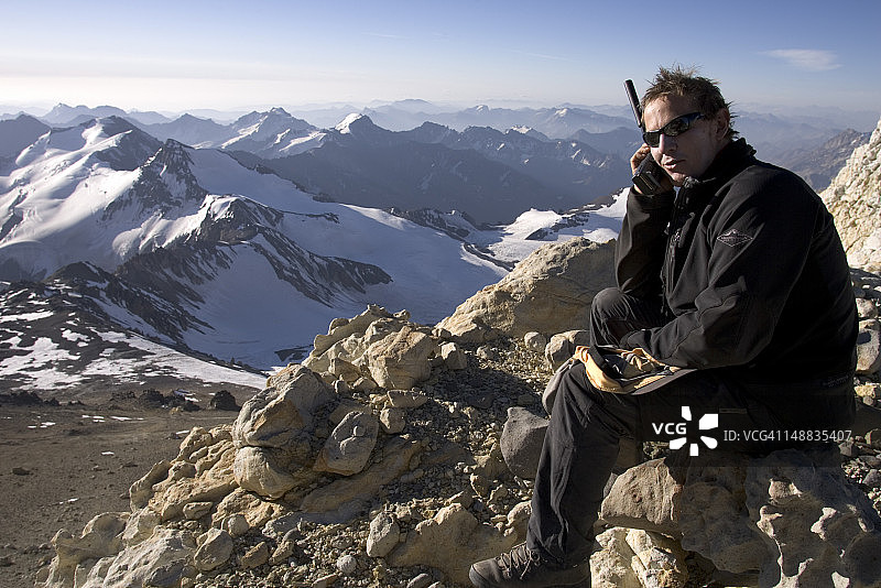 登山者在阿空加瓜山拨打卫星电话图片素材