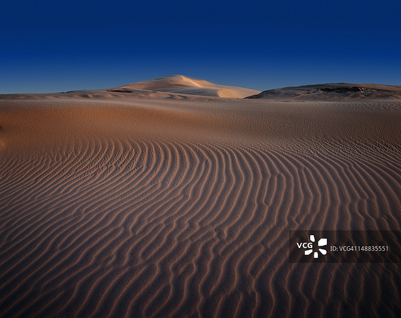 沙丘中的波纹图片素材