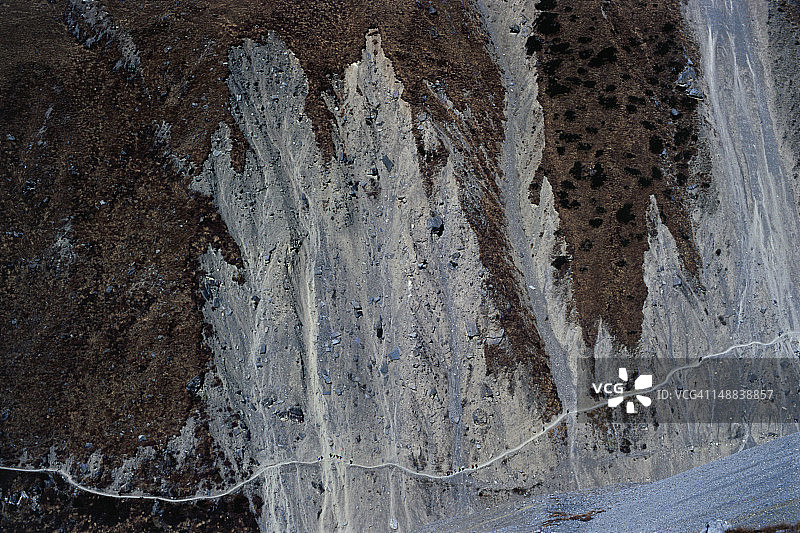 在安娜普尔纳环线徒步旅行中，托隆山口脚下托隆佩迪（4420米）附近滑坡上的小路图片素材