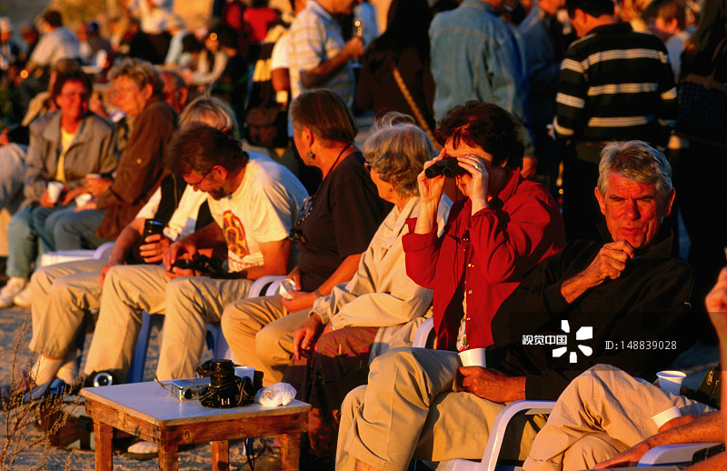 游客观赏玫瑰谷日落图片素材
