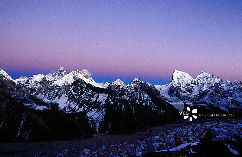 月光下的珠穆朗玛峰及周边雪山冰川图片素材