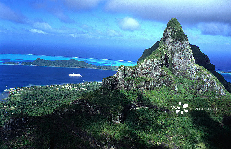 欧洲号邮轮停靠在波拉波拉岛奥特玛努山后方的泻湖中图片素材