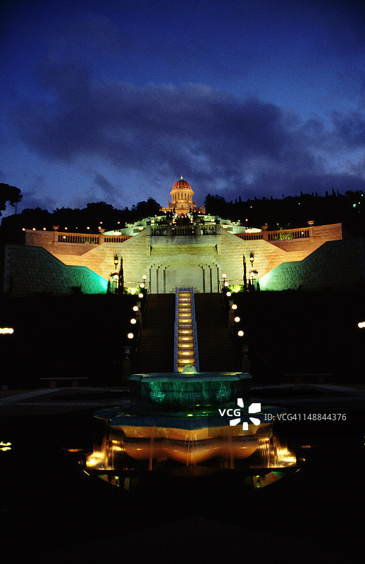 夜幕下的卡梅尔山巴哈伊神殿和花园图片素材