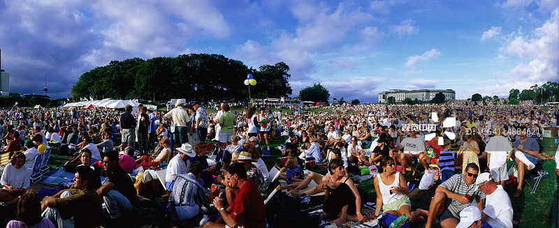 人群在建筑星光交响曲的领域。图片素材