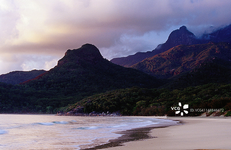 尼娜山（左）和拇指峰，拉姆齐湾图片素材