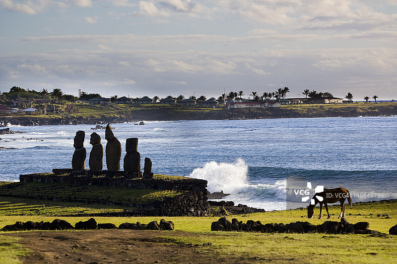 塔海的仪式区和阿胡瓦伊乌里的五座摩艾石像图片素材