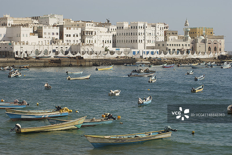 亚丁湾上的船只，背景是旧城区粉刷过的建筑和清真寺图片素材