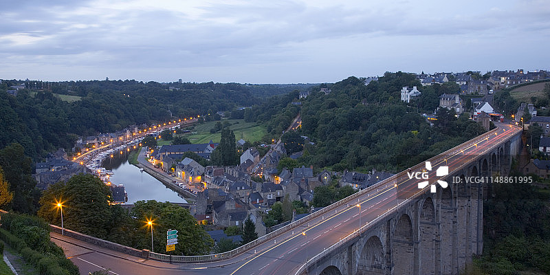 高架路和兰斯河畔的照明码头（黄昏）图片素材