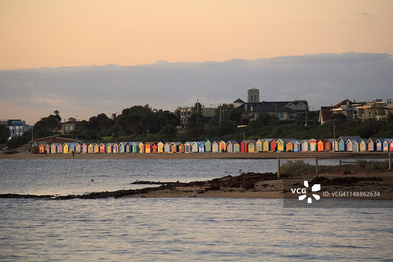 黄昏时分的布莱顿沐浴箱，丹迪街海滩图片素材
