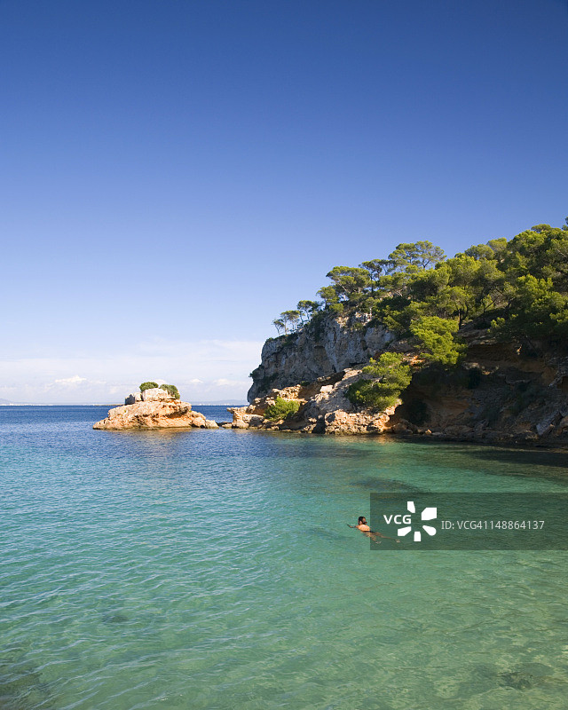 在马加卢夫附近卡拉波塔斯维尔斯海中游泳的女人图片素材