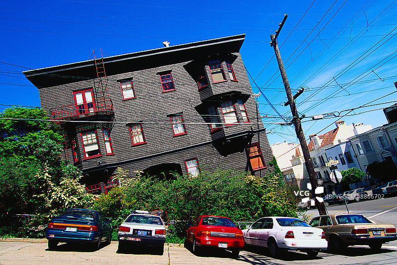 停在旧金山菲尔伯特街房屋外的车辆图片素材