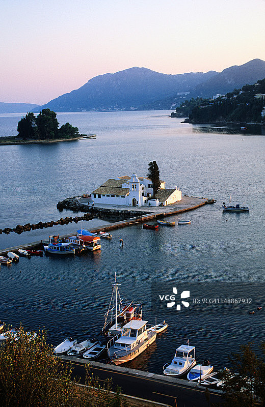 科孚岛卡诺尼小岛上17世纪的Vlaherna修道院。卡诺尼（意为加农炮）通过17世纪建造的水泥码头与大陆相连。图片素材