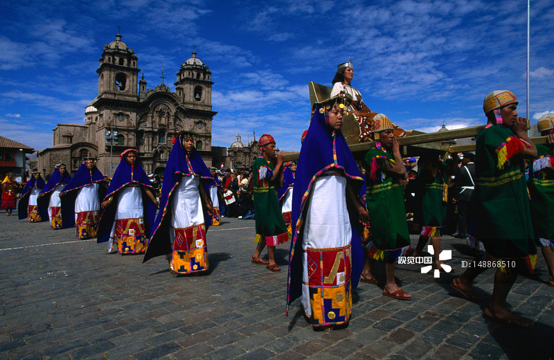 在一年一度的太阳节上，印加战士抬着印加女王，后面跟着太阳贞女，沿着阿马斯广场游行图片素材