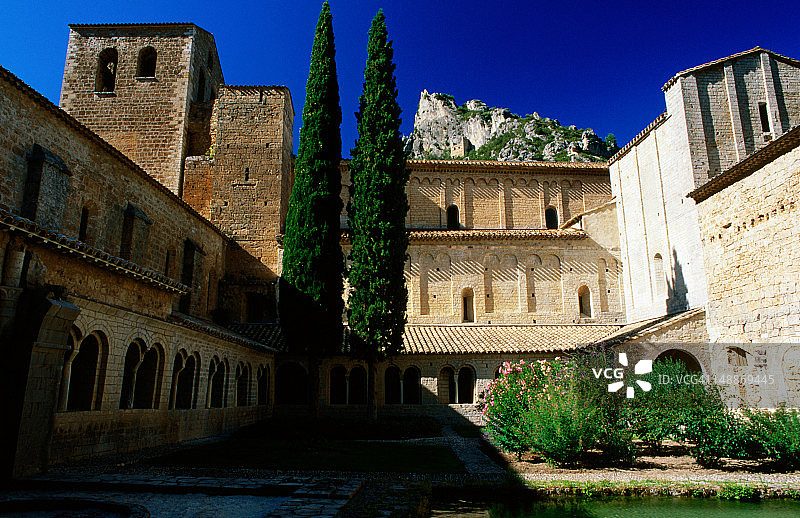 圣吉列姆-勒-沙漠修道院的回廊花园，埃罗省图片素材
