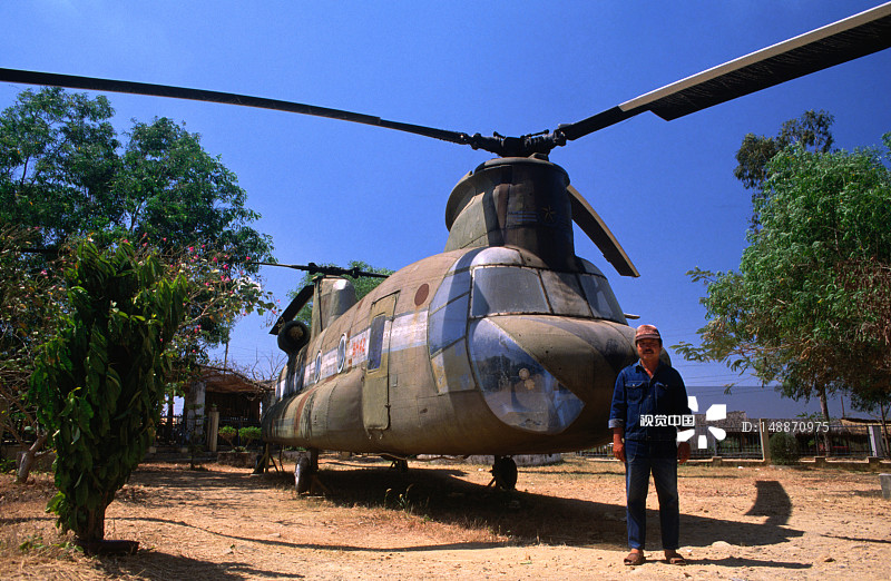 在布隆山上空的直升机与飞行员图片素材