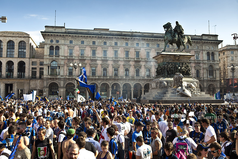 米兰大教堂广场的国际米兰球迷图片素材