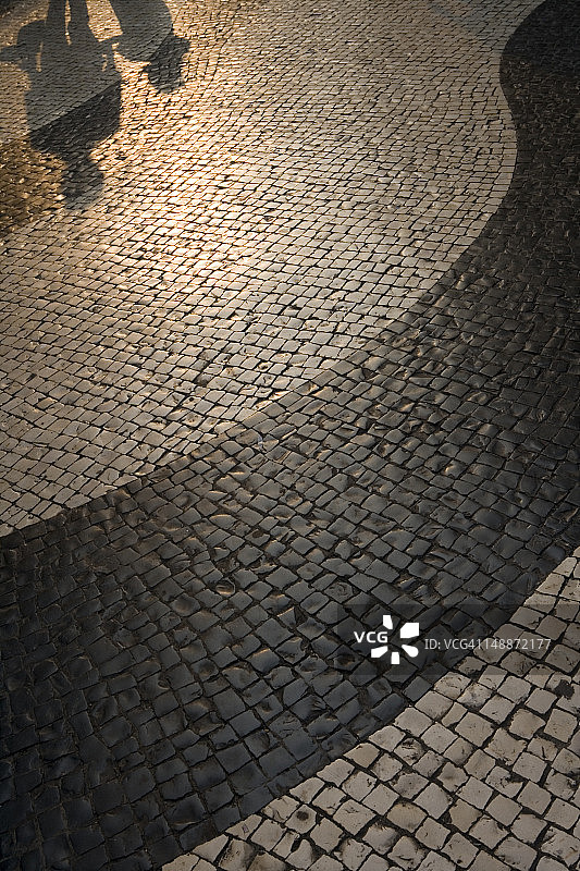 议事亭前地附近，波浪图案石 mosaic 鹅卵石街道上的阴影图片素材