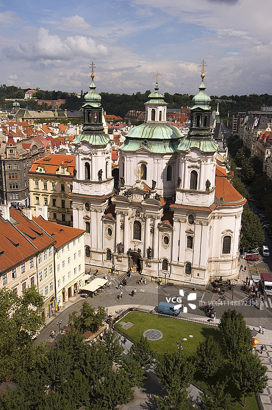 老城广场的圣尼古拉斯教堂图片素材