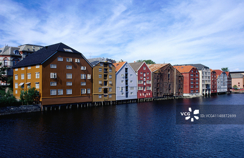 位于特隆赫姆，面向尼德瓦河的一排彩色旧仓库图片素材