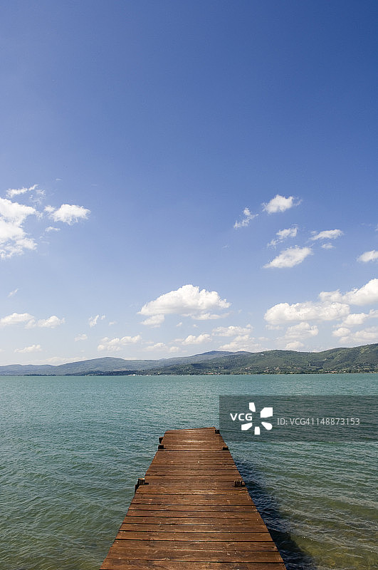 特拉西梅诺湖的木制码头图片素材