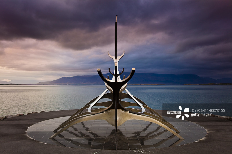 Jon Gunnar的‘太阳工艺’雕像和Esja山图片素材