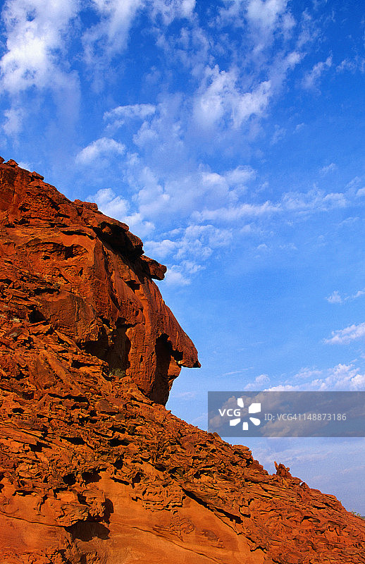 红色岩层与蓝色天空图片素材