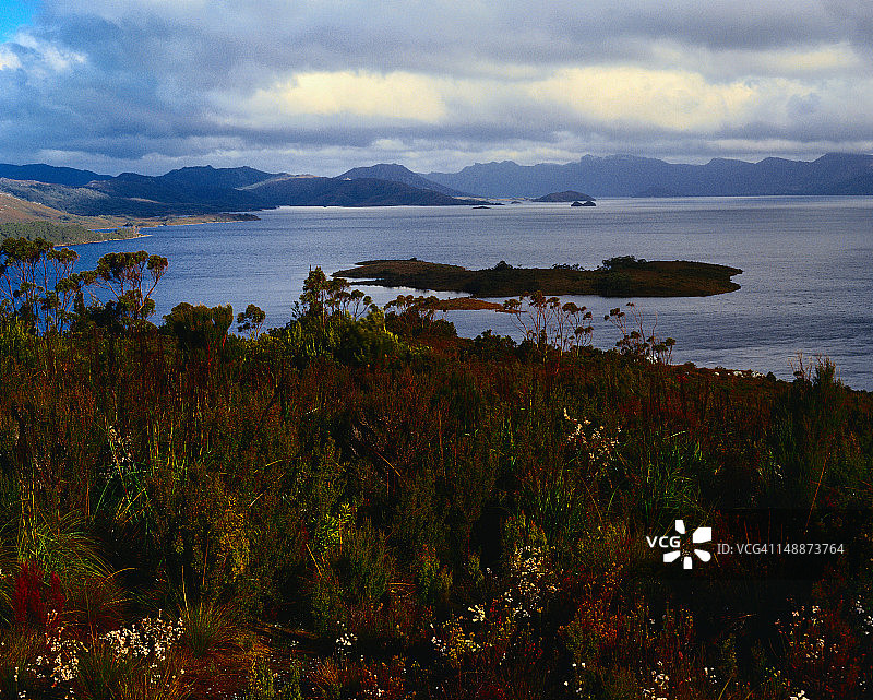 来自白色悬崖的佩德湖 - 塔斯马尼亚佩德湖图片素材