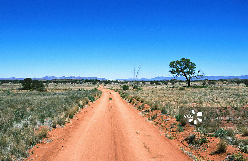 洞穴山附近的内陆小路图片素材