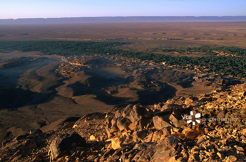 从德拉谷的扎戈拉山观看扎戈拉镇图片素材