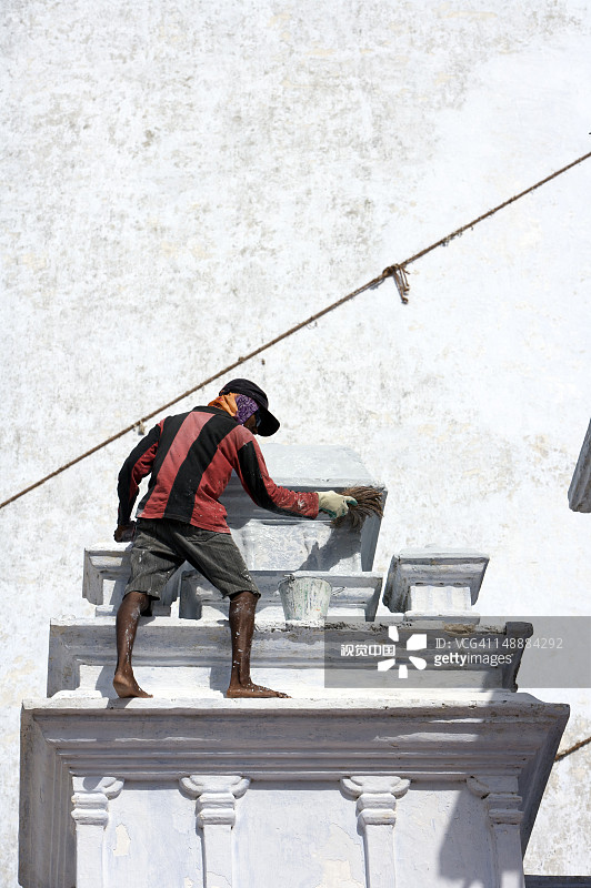 工人在鲁万维利萨亚佛塔的圆顶上刷白图片素材