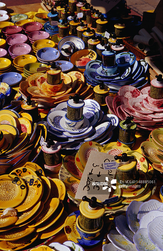 萨雷亚 Cours 早市上出售的陶瓷图片素材